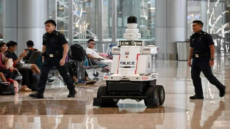 Singapur’da polis robotları devriye gezecek