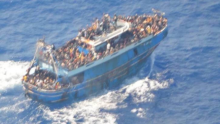 Frontex Direktörü, göçmenleri taşıyan tekneyi alabora olmadan önce Yunanistan’a bildirdiklerini açıkladı