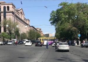 Ermenistan’da kadınların “gönüllü askerlik” yapmasına dair kanun mecliste onaylandı