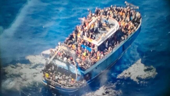 Yunanistan açıklarındaki göçmen faciasından kurtulanlar Yunan Sahil Güvenliği’ni suçluyor