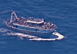 Yunanistan açıklarında batan göçmen teknesindeki kayıplarını arayanlar, DNA örneği verecek
