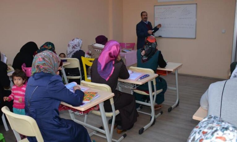 Türkiye’de 25 yaş üstü nüfusun yarıdan fazlası ortaokul veya altı eğitim düzeyine sahip