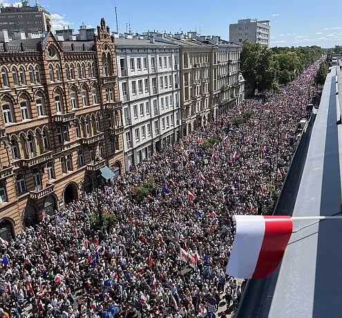 Polonya’da milliyetçilik ve otoriterlik karşıtı kitlesel protesto