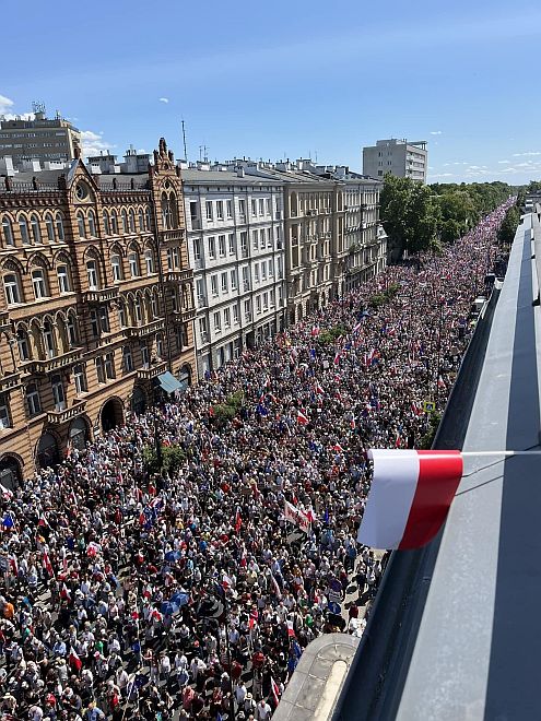 Polonya’da milliyetçilik ve otoriterlik karşıtı kitlesel protesto