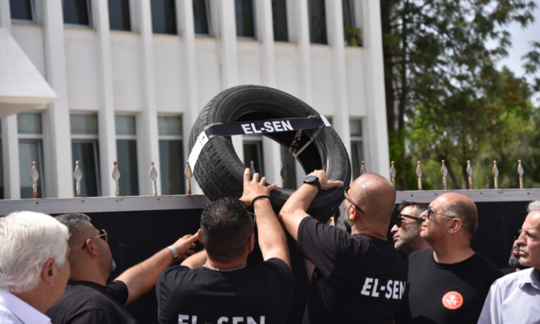 EL-SEN: “Hükümet patlak lastikten beter”