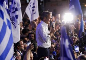 Yunanistan’da Miçotakis’in partisi mecliste çoğunluğu sağladı