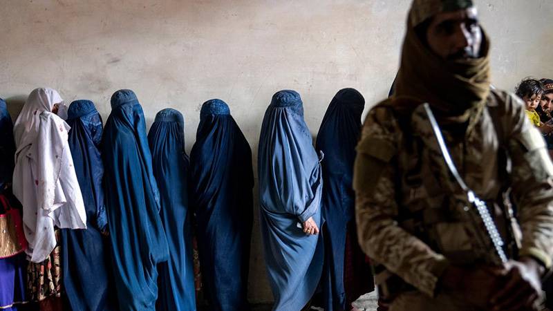 Taliban müzik aletlerini yaktı