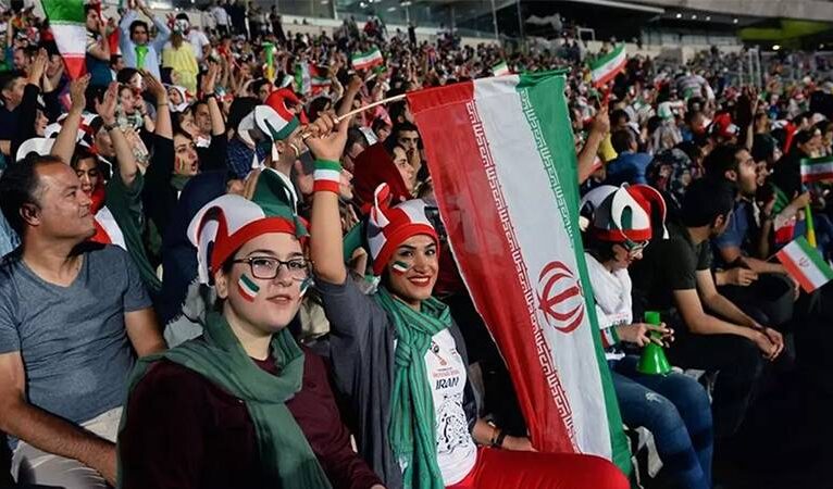İran’da kadınların stadyumlara girişine onay verildi