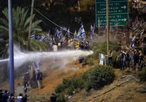 İsrail’de hükümet karşıtı protestolar büyüyor: 161 üst düzey subay istifa etti, polis eylemcilere gaz sıktı