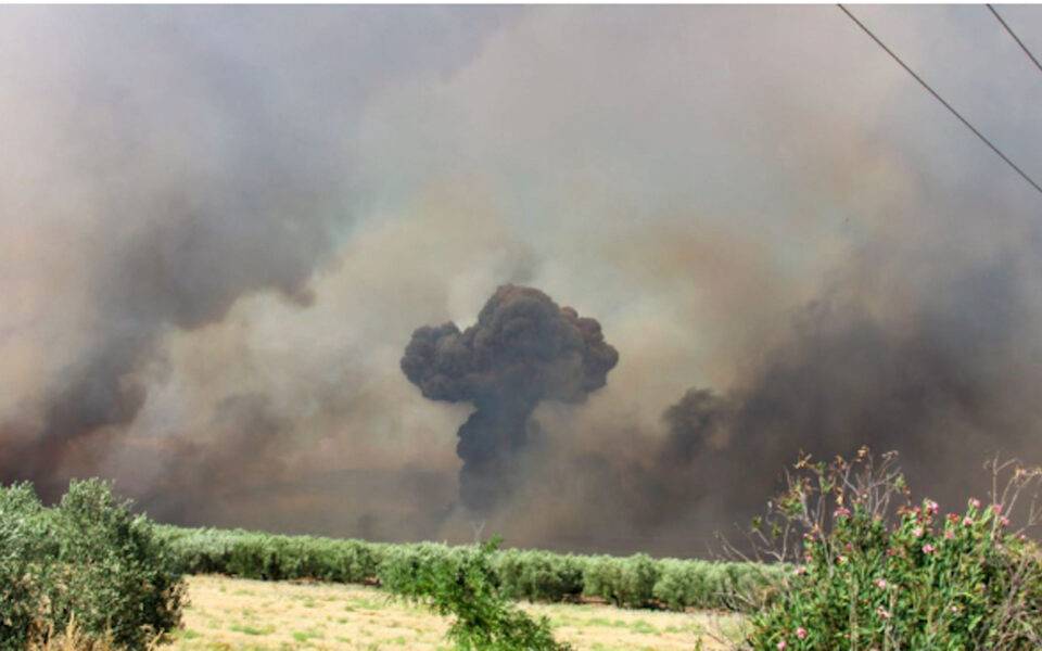 Yunanistan’da orman yangınları, Hava Kuvvetleri cephaneliğini havaya uçurdu; F-16’lar tahliye edildi