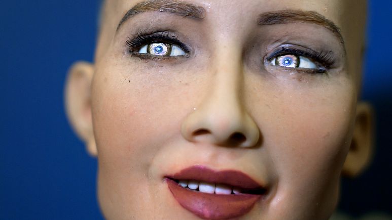Yapay zekalı robotlar basın toplantısı düzenledi: Dünyayı insanlardan daha iyi yönetebiliriz