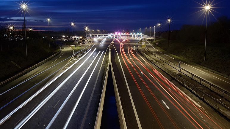 Fransa, otomobilleri seyir halinde şarj edecek ‘elektrikli yol’ teknolojisini test etmeye başlıyor