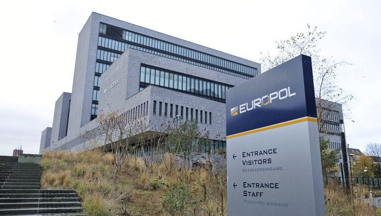 Europol ve Interpol’den insan kaçakçılığı operasyonu: Kıtalararası suç şebekesi çökertildi