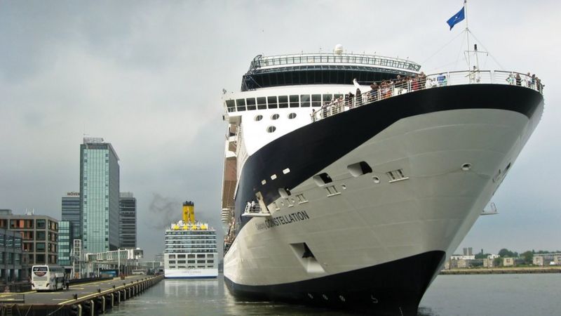 Turist sayısını azaltmak isteyen Amsterdam’da büyük yolcu gemileri yasaklandı
