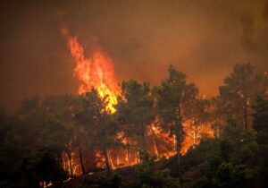 Rodos Adası’ndaki yangın sürüyor: 19 bin kişi tahliye edildi