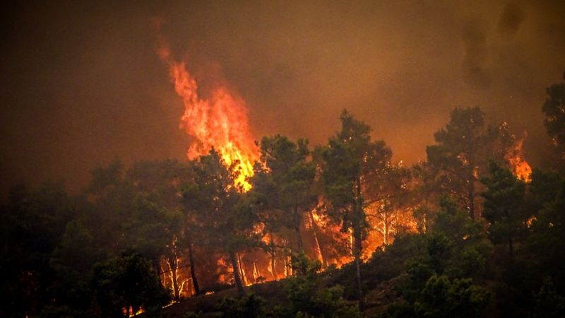 Rodos Adası’ndaki yangın sürüyor: 19 bin kişi tahliye edildi