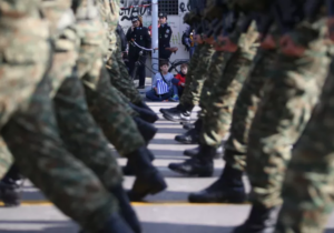 Yunanistan: Astsubay el bombası attı ve komutanını rehin aldı