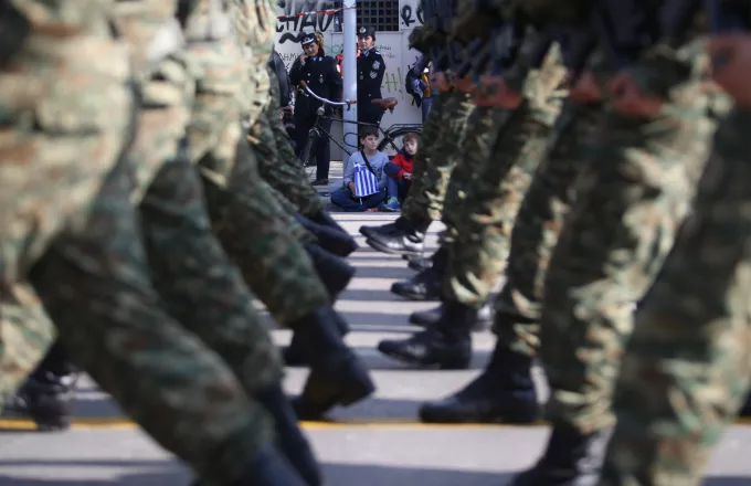 Yunanistan: Astsubay el bombası attı ve komutanını rehin aldı