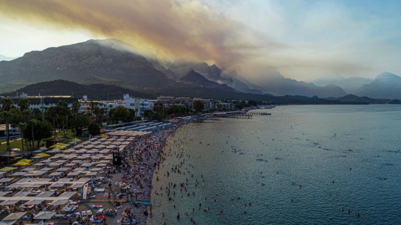 Türkiye’de orman yangınları: Kemer’deki yangın dördüncü gününde devam ediyor