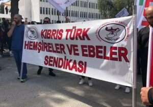 Hemşireler ve Ebeler Sendikası’ndan uyarı eylemi