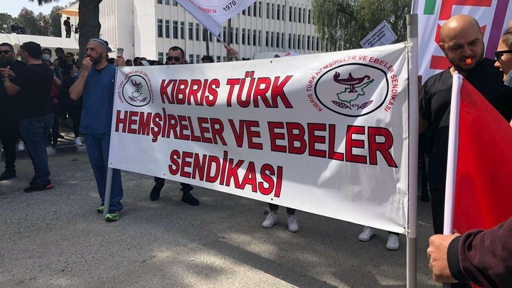 Hemşireler ve Ebeler Sendikası’ndan uyarı eylemi