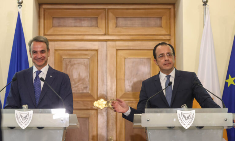 Mitsotakis: “Kıbrıs’ta iki devletle ilgili herhangi bir düşünce tartışma gündeminin dışındadır”
