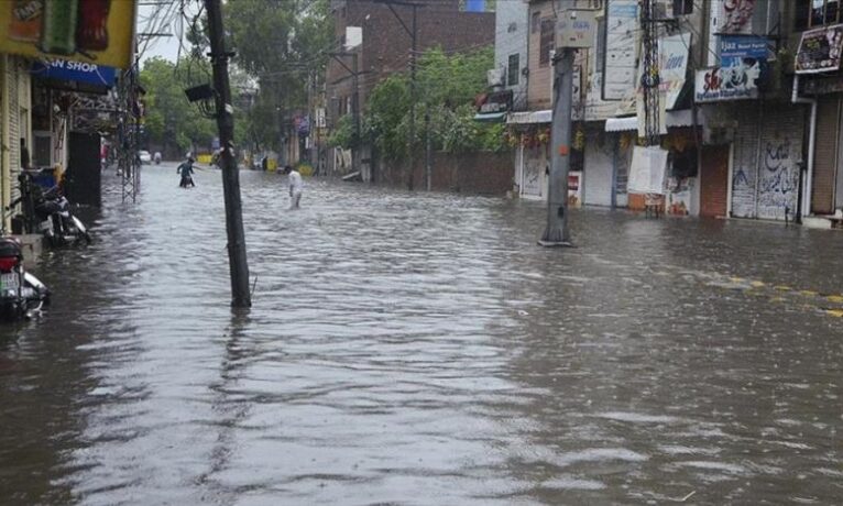 Pakistan’da muson yağmurları nedeniyle ölenlerin sayısı 91’e çıktı