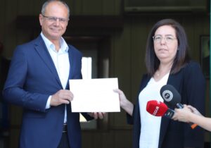 Özuslu mazbatasını aldı