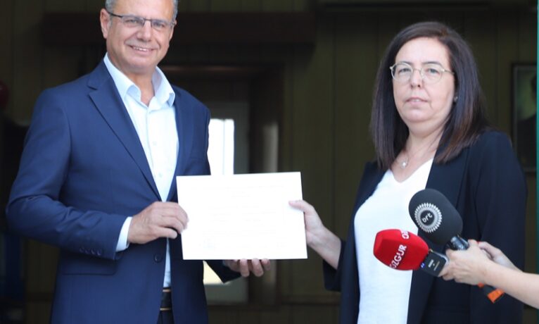 Özuslu mazbatasını aldı
