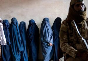 Taliban üniversiteye gidecek 100 Afgan kadının uçağa binmesini engelledi