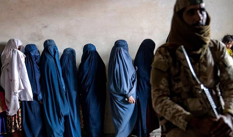 Taliban üniversiteye gidecek 100 Afgan kadının uçağa binmesini engelledi