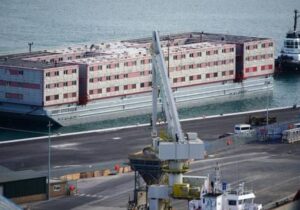 İngiltere’de göçmenlerin yerleştirilmesi planlanan dev gemiye yeni engel
