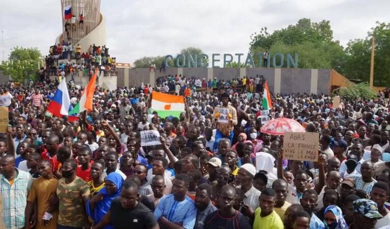 Nijer’de binlerce kişi darbeye destek için sokaklara çıktı