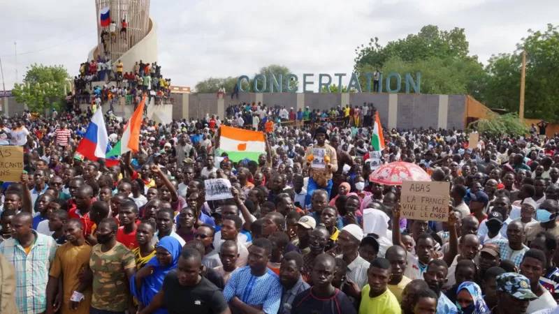 Nijer’de binlerce kişi darbeye destek için sokaklara çıktı