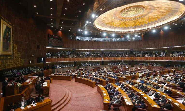 Pakistan’da parlamento feshedildi