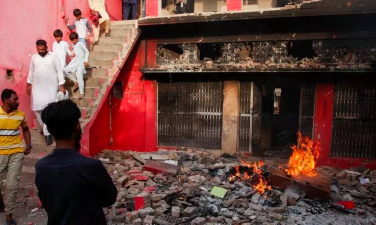 Pakistan’da ‘Kuran yırttılar’ söylentisi sonrası kiliseler yakıldı, 100’den fazla kişi gözaltına alındı