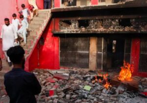 Pakistan’da ‘Kuran yırttılar’ söylentisi sonrası kiliseler yakıldı, 100’den fazla kişi gözaltına alındı
