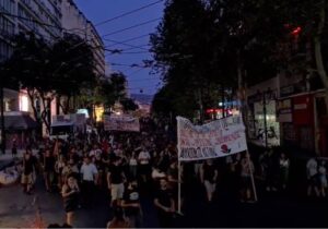 Yunanistan’da yangınlar: En az 26 göçmen yanarak hayatını kaybetti, Atinalılar ırkçılığa karşı eylemdeydi