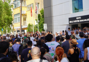 Eğitim Bakanı Çavuşoğlu dakikalarca yuhalandı: “Ankara’nın Bakanı laikliğin düşmanı, yobaz bakan istemiyoruz”