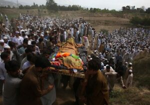 Pakistan’da 54 kişinin öldüğü seçim mitingine yapılan bombalı saldırıyı IŞİD üstlendi
