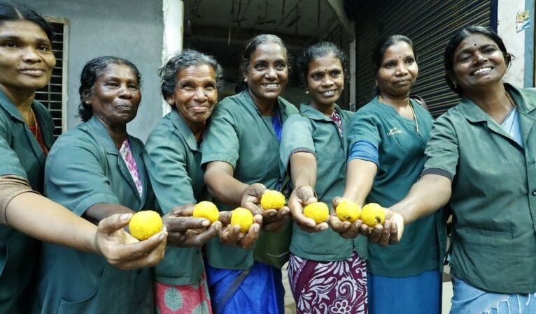 Hindistan’da temizlik işçisi kadınlar piyangodan büyük ikramiye kazandı: “İşimizi bırakmayacağız”