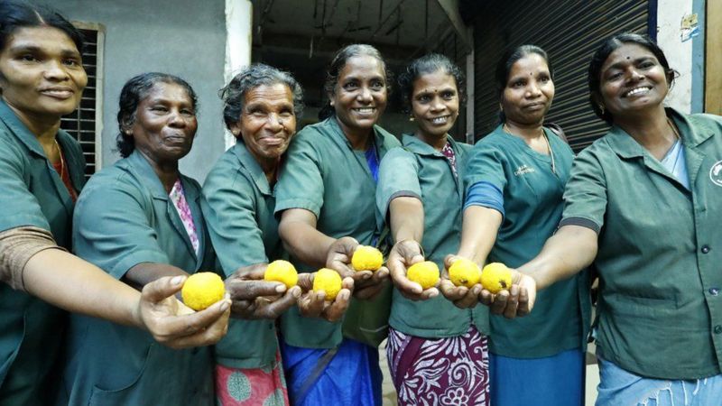 Hindistan’da temizlik işçisi kadınlar piyangodan büyük ikramiye kazandı: “İşimizi bırakmayacağız”