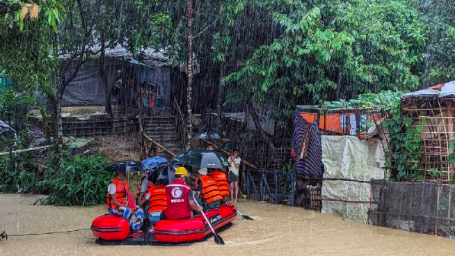 Muson yağmurları, dünyanın en büyük mülteci kampında sele neden oldu