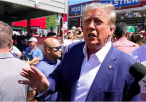 Donald Trump, perşembe günü teslim olacağını açıkladı