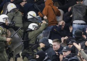 Yunanistan’da Dinamo Zagreb ve AEK taraftarları arasında çıkan kavgada bir kişi öldü