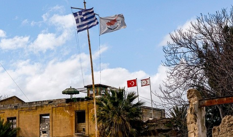Rum basını: Türkiye müzakereleri başlatmak için KKTC’nin egemenlik şartından vazgeçti