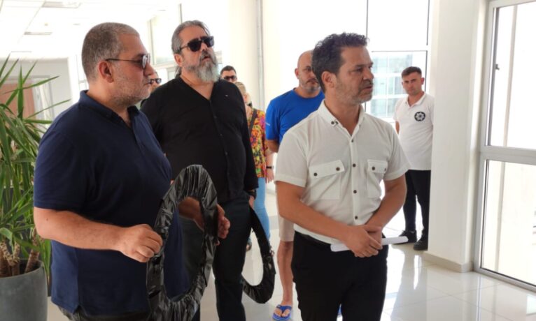 DAÜ-SEN’den Rektöre siyah çelenk