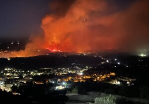 Limasol’daki yangın: Erişilemeyen yerlere su boruları döşeniyor