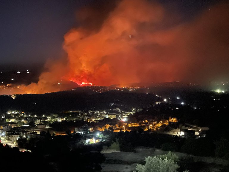 Limasol’daki yangın: Erişilemeyen yerlere su boruları döşeniyor