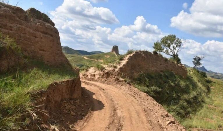 Çin Seddi, kestirme yol açan inşaat işçileri tarafından ciddi hasara maruz bırakıldı